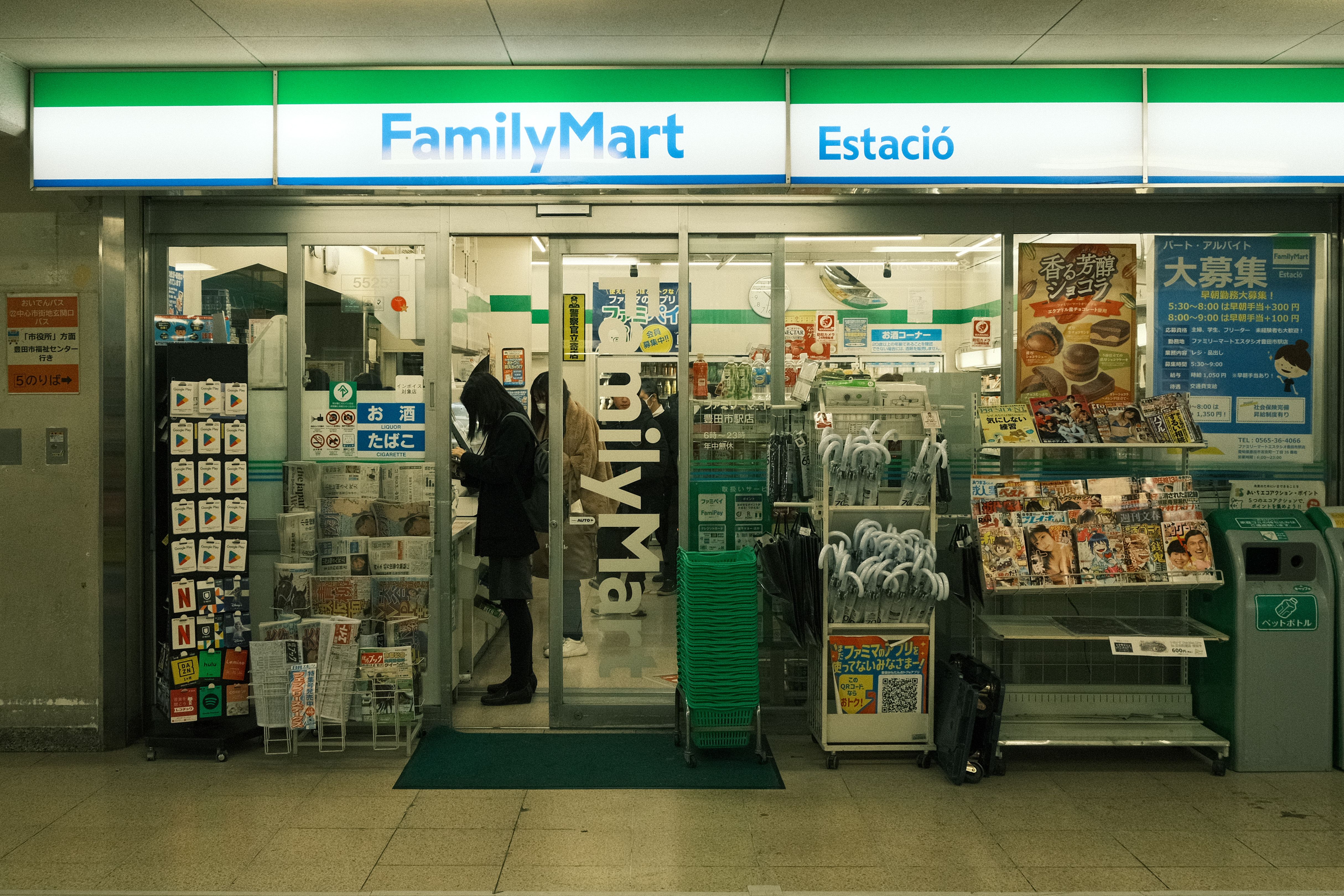 日本便利商店結帳日語：店員常問的 5 句與回答方式